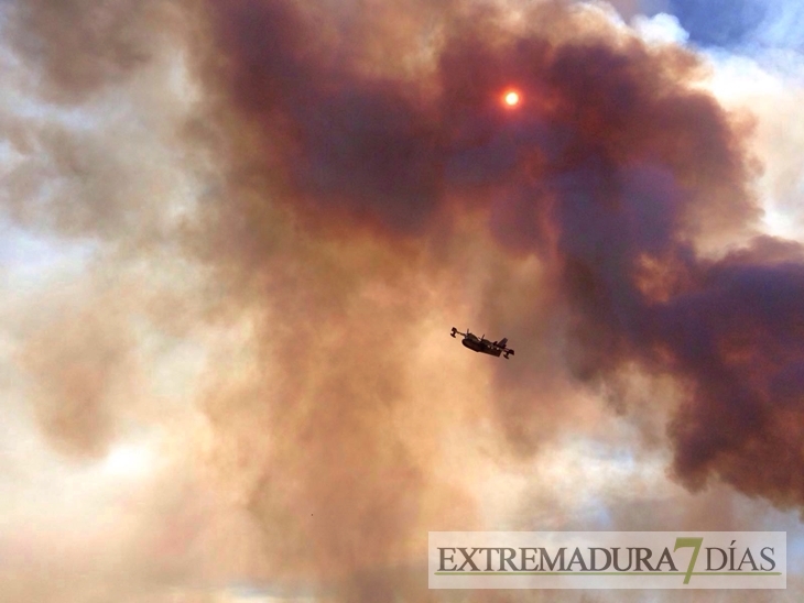 Nuevos medios se suman a la extinción del incendio de Cáceres
