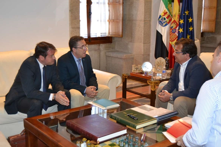 Vara recibe en Mérida al presidente de la Asociación Extremeña de la Empresa Familiar