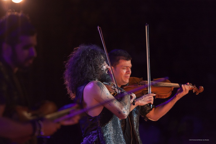 Mérida ovaciona al violinista Ara Malikian y a su orquesta