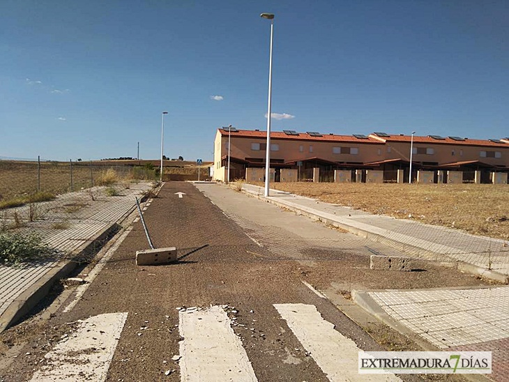 El lamentable estado de la urbanización La Calzada (Mérida)