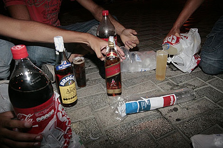 La Policía advierte de la problemática del botellón en Mérida