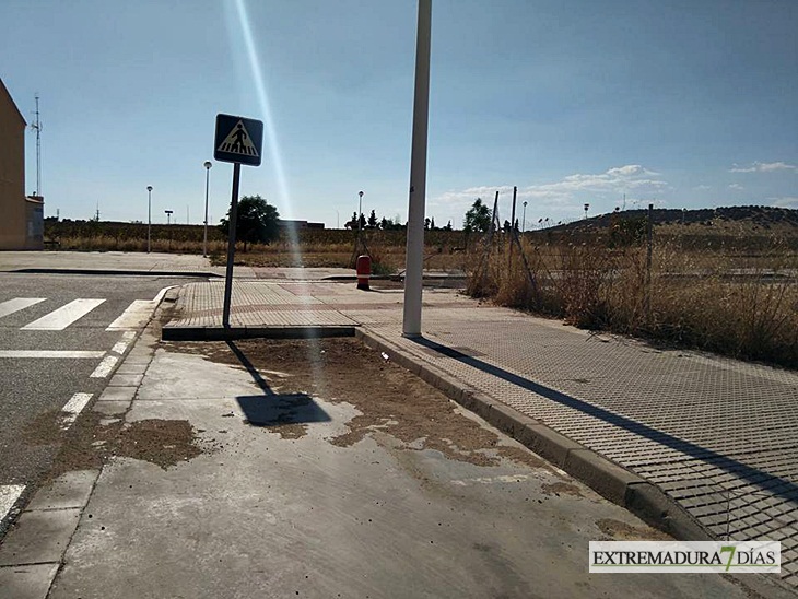 El lamentable estado de la urbanización La Calzada (Mérida)