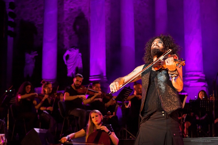 Mérida ovaciona al violinista Ara Malikian y a su orquesta