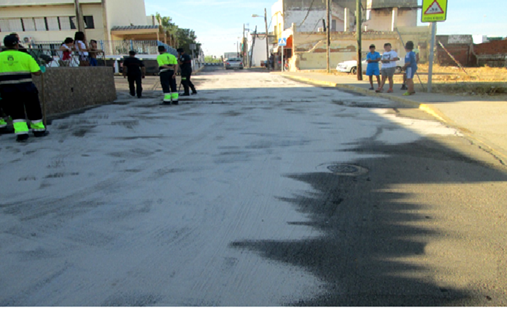 El vertido de aceite de un camión provoca varios accidentes en Badajoz