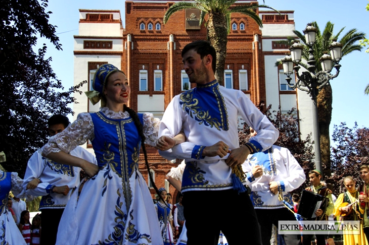 El folklore más internacional se apodera de Extremadura
