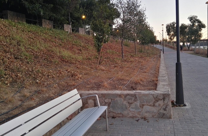 Denuncian el estado de abandono de los jardines del paseo fluvial