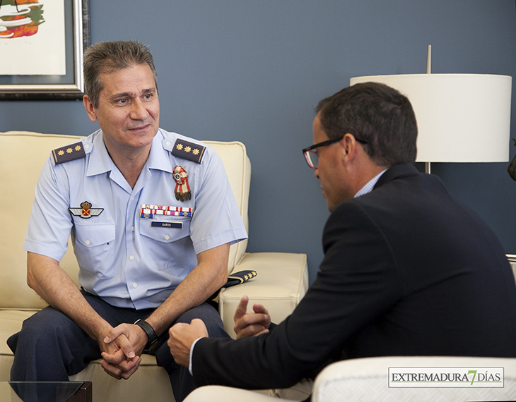 El Presidente de la Diputación recibe al Coronel Jefe de la Base Aérea de Talavera la Real