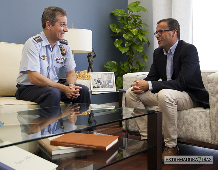 El Presidente de la Diputación recibe al Coronel Jefe de la Base Aérea de Talavera la Real