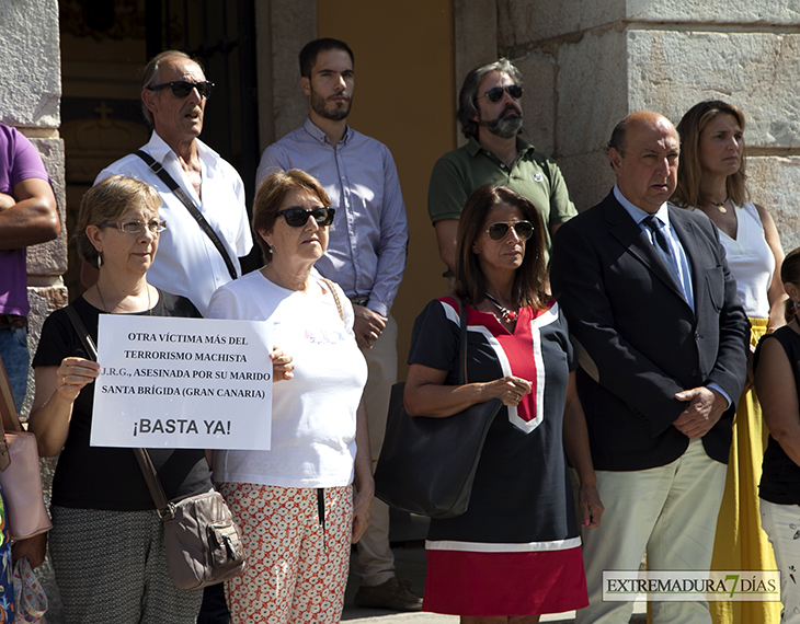 Minuto de silencio por la mujer asesinada en Gran Canarias