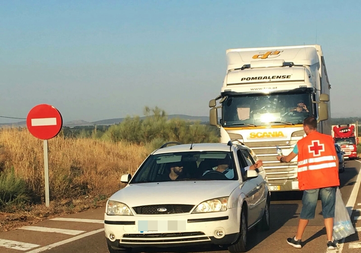 Más de 500 personas atrapadas en la autovía A-5
