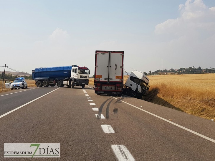 Herido el conductor de un trailer tras accidentarse entrando en Badajoz