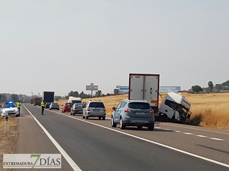 Herido el conductor de un trailer tras accidentarse entrando en Badajoz