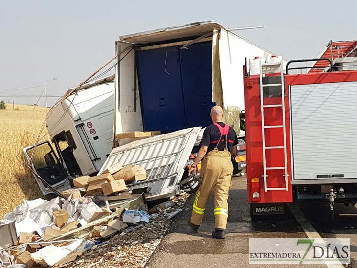 Herido el conductor de un trailer tras accidentarse entrando en Badajoz
