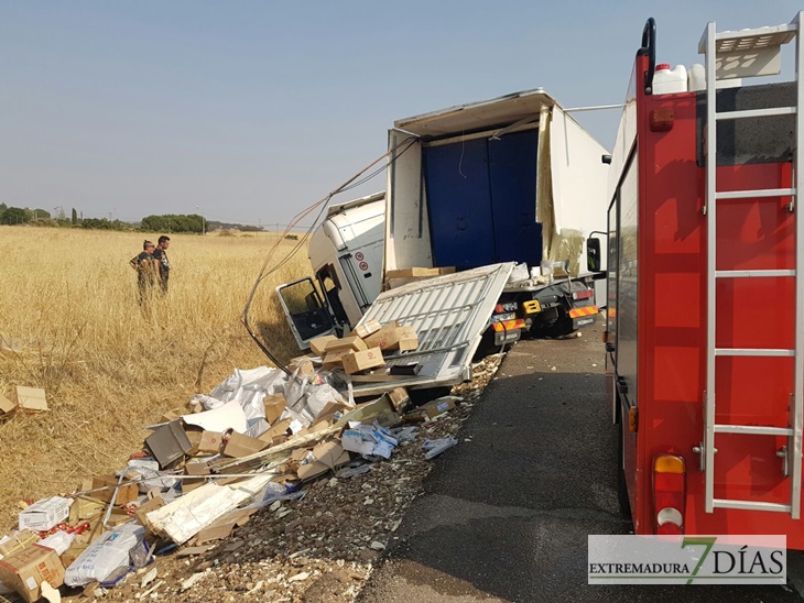 Herido el conductor de un trailer tras accidentarse entrando en Badajoz