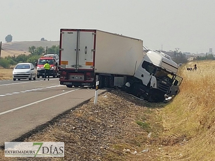 Herido el conductor de un trailer tras accidentarse entrando en Badajoz