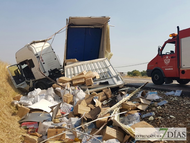Herido el conductor de un trailer tras accidentarse entrando en Badajoz