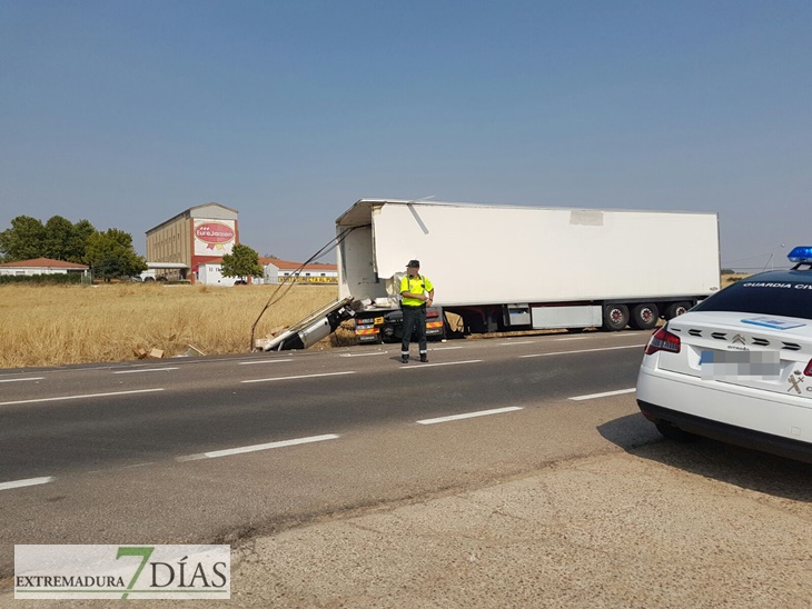 Herido el conductor de un trailer tras accidentarse entrando en Badajoz