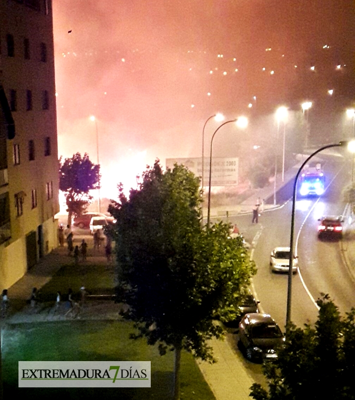 Un incendio en Plasencia amenaza con alcanzar las viviendas