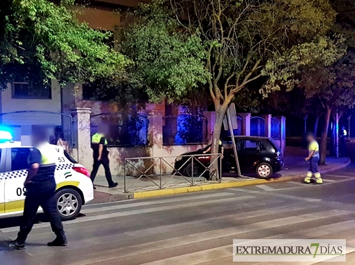 Un turismo se empotra contra Confederación Hidrográfica del Guadiana