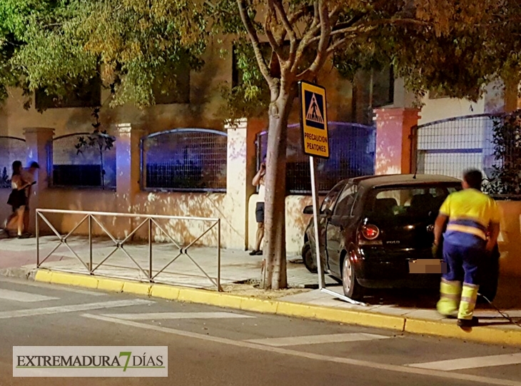 Un turismo se empotra contra Confederación Hidrográfica del Guadiana