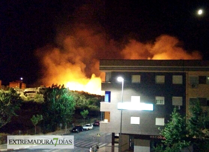 Un incendio amenaza una barriada en Plasencia