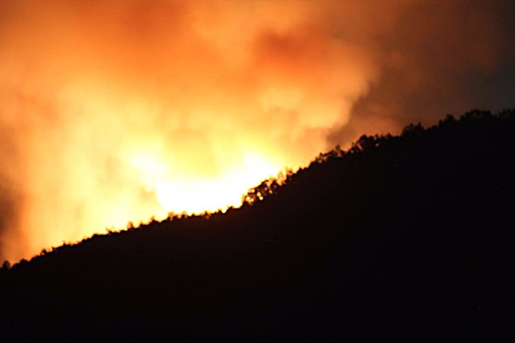 Arde la parte alta de la Garganta de los Infiernos