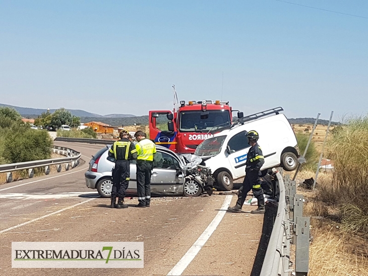 Un fallecido y varios heridos en un choque frontal en la provincia de Badajoz