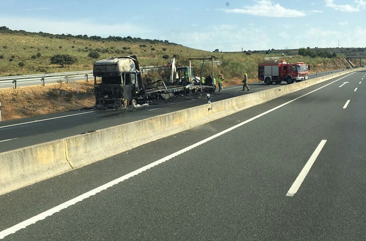 Un camión ardiendo obliga a cortar la A-5 en Extremadura