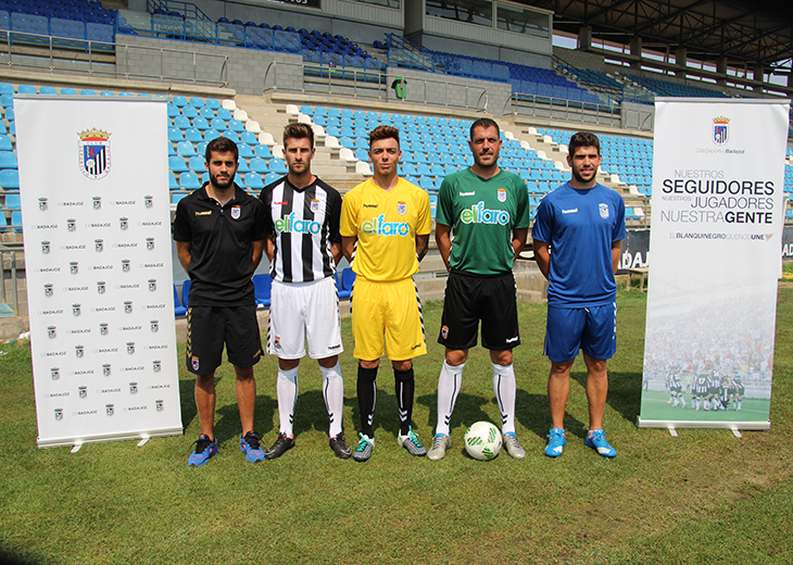Presentadas las nuevas equipaciones del CD Badajoz