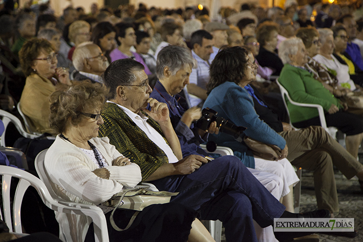 Imágenes de la noche de fados en la plaza de la República de Elvas