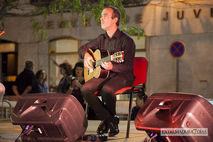 Imágenes de la noche de fados en la plaza de la República de Elvas