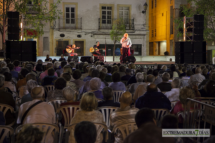 Imágenes de la noche de fados en la plaza de la República de Elvas