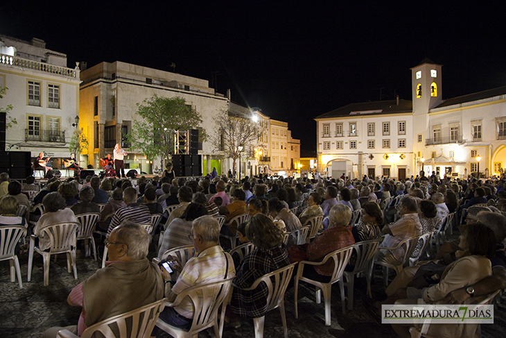 Imágenes de la noche de fados en la plaza de la República de Elvas