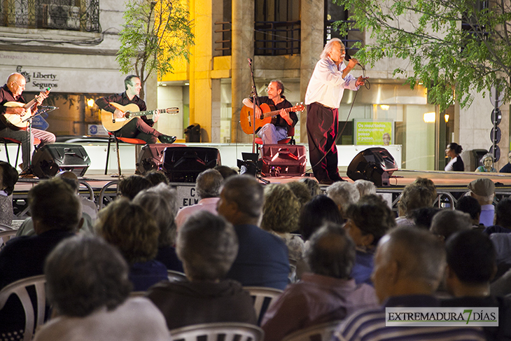 Imágenes de la noche de fados en la plaza de la República de Elvas