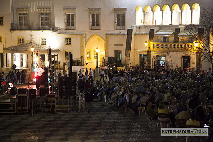 Imágenes de la noche de fados en la plaza de la República de Elvas