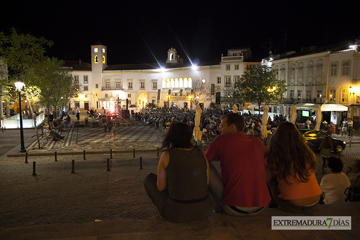 Imágenes de la noche de fados en la plaza de la República de Elvas