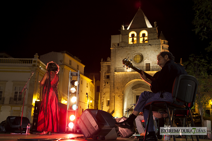 Imágenes de la noche de fados en la plaza de la República de Elvas