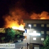 Un incendio amenaza una barriada en Plasencia