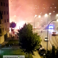 Un incendio amenaza una barriada en Plasencia