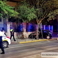 Un turismo se empotra contra Confederación Hidrográfica del Guadiana