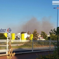 Incendio en las inmediaciones de Carrefour-Valverde en Badajoz