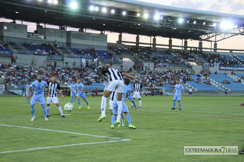 Imágenes de la presentación del CD Badajoz ante su afición