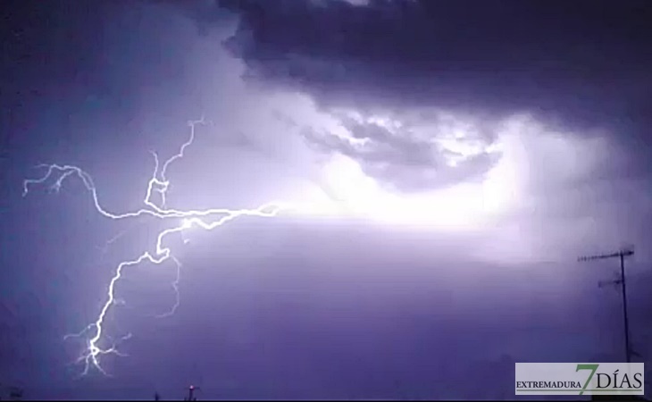 Badajoz amaneció bajo una tormenta eléctrica espectacular
