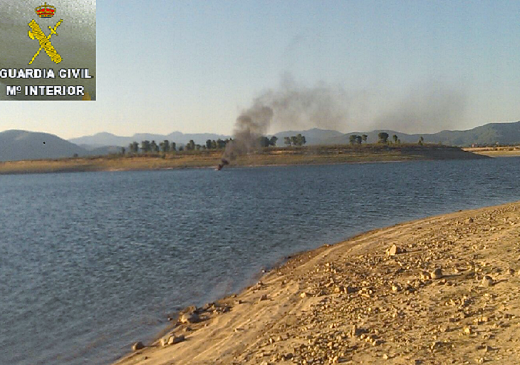 Rescatan a 8 personas de una embarcación en llamas en un pantano extremeño