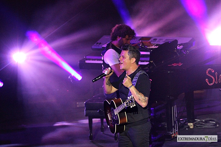 Alejandro Sanz consigue emocionar a un completo Teatro Romano