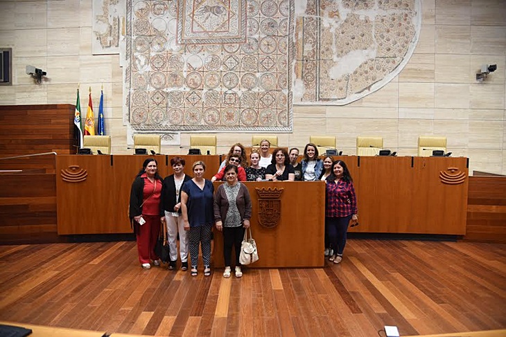 La Asamblea recibe a las ‘Mujeres en Zona de Conflicto’