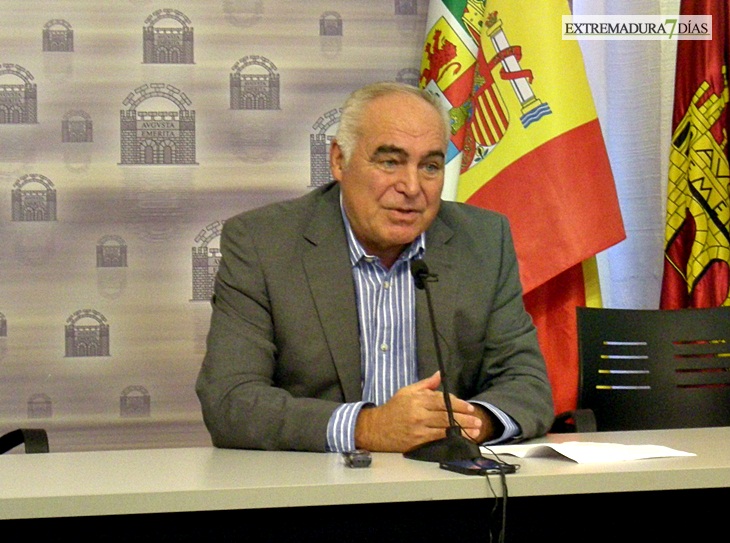 Acedo: “Las largas vacaciones de Osuna provocan una paralización en Mérida”
