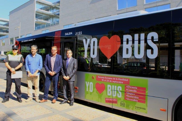 Una divertida campaña pretende fomentar el uso del transporte público