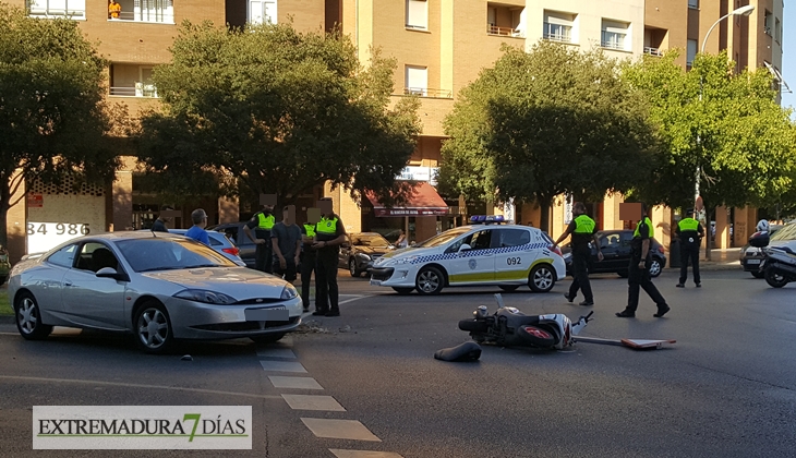 Accidente entre un coche y una motocicleta en Sinforiano Madroñero
