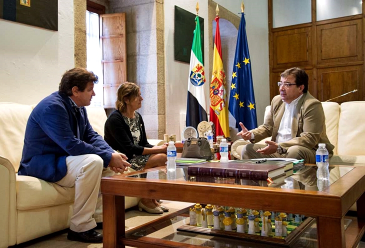 La Fundación Caja Extremadura presenta a Vara las líneas de actuación para el próximo año